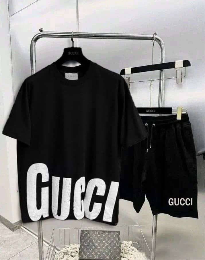 طقم GUCCI الرياضي إطلالة فاخرة تجمع بين البساطة والهيبة
