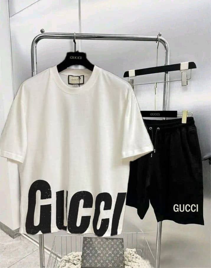 طقم GUCCI الرياضي إطلالة فاخرة تجمع بين البساطة والهيبة - الصورة 2